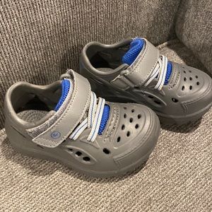 Stride rite size 5 croc-like shoes